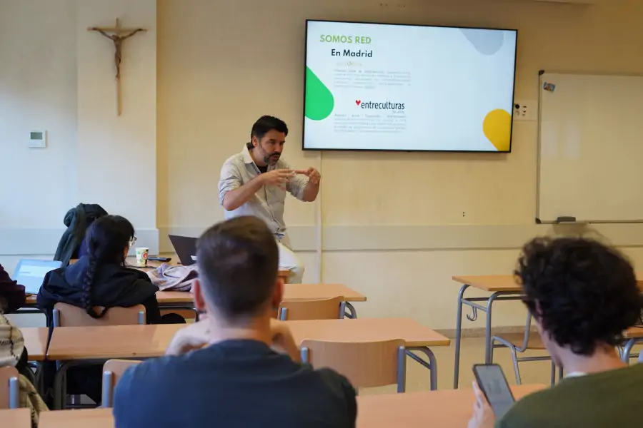 Tejiendo Redes contra la Migración. V Jornada de Educación Social en el Centro Universitario Don Bosco
